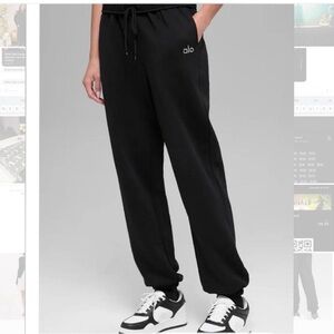 ALO accolade joggers in black EUC